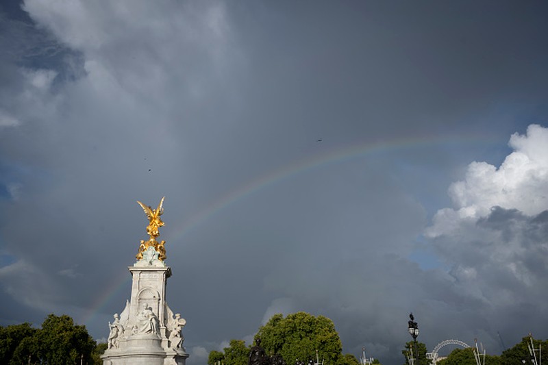 LONDON, UNITED KINGDOM - SEPTEMBER 08: Rainbow appears over Buckingham Palace shortly before the Queenâs death announced in London, United Kingdom on September 08, 2022. Buckingham Palace has announced today that Queen Elizabeth II has died peacefully at Balmoral at the age of 96. (Photo by Zuhal Demirci/Anadolu Agency via Getty Images)