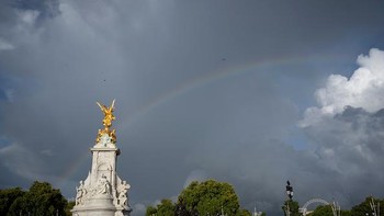Pengamat dan kantor berita lain juga melaporkan melihat pelangi di tempat lain, seperti di atas Istana Buckingham, tempat tinggal Ratu Elizabeth II di London, bahkan sampai ke Kanada. Foto: Anadolu Agency via Getty Images/Anadolu Agency