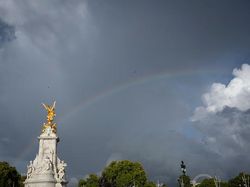 Heboh Langit Berhias Pelangi Saat Ratu Elizabeth II Mangkat
