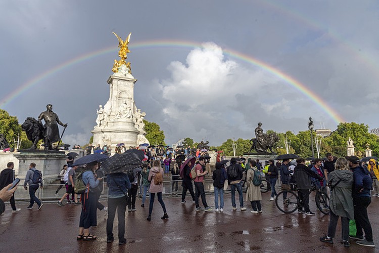 1243051413 LONDON, UNITED KINGDOM - SEPTEMBER 08: Rainbow appears over Buckingham Palace shortly before the Queenâs death announced in London, United Kingdom on September 08, 2022. Buckingham Palace has announced today that Queen Elizabeth II has died peacefully at Balmoral at the age of 96. (Photo by Zuhal Demirci/Anadolu Agency via Getty Images)