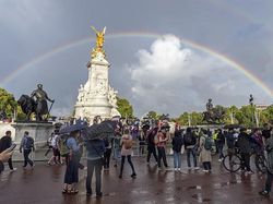 Heboh Langit Berhias Pelangi Saat Ratu Elizabeth II Mangkat