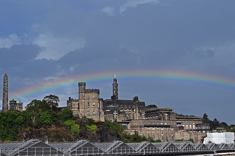 1243051413 LONDON, UNITED KINGDOM - SEPTEMBER 08: Rainbow appears over Buckingham Palace shortly before the Queenâs death announced in London, United Kingdom on September 08, 2022. Buckingham Palace has announced today that Queen Elizabeth II has died peacefully at Balmoral at the age of 96. (Photo by Zuhal Demirci/Anadolu Agency via Getty Images)