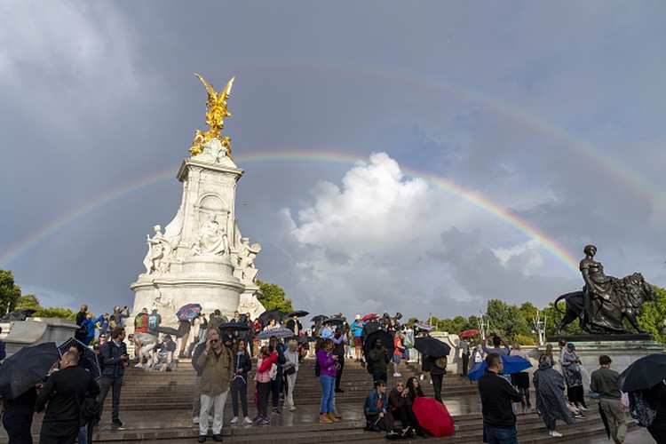 LONDON, UNITED KINGDOM - 2022/09/08: Rainbow seen after torrent rain at Buckingham Palace before Queen Elizabeth II was announced dead by the Royal Family. The public are arriving at the Buckingham Palace to mourn the death of Queen Elizabeth II. The Royal Family announced the death of the 96 year old Queen Elizabeth II this evening. She is the longest-reigning Monarch in the UK, recently celebrated her 70th Jubilee anniversary in June. (Photo by Hesther Ng/SOPA Images/LightRocket via Getty Images)