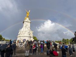 Heboh Langit Berhias Pelangi Saat Ratu Elizabeth II Mangkat