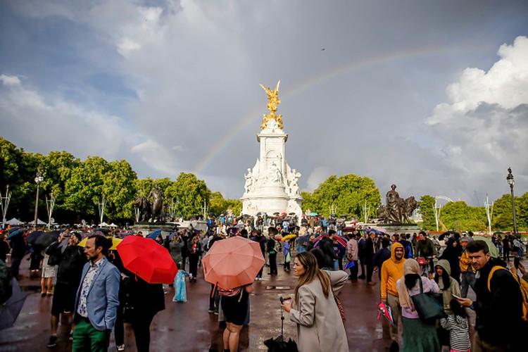 LONDON, UNITED KINGDOM - 2022/09/08: Rainbow seen after torrent rain at Buckingham Palace before Queen Elizabeth II was announced dead by the Royal Family. The public are arriving at the Buckingham Palace to mourn the death of Queen Elizabeth II. The Royal Family announced the death of the 96 year old Queen Elizabeth II this evening. She is the longest-reigning Monarch in the UK, recently celebrated her 70th Jubilee anniversary in June. (Photo by Hesther Ng/SOPA Images/LightRocket via Getty Images)