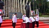 Para pejabat yang dilantik menandatangani surat pelantikan.