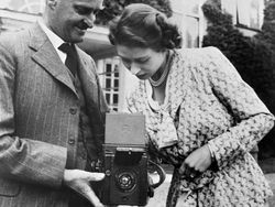 Cekrek! Mengenang Ratu Elizabeth II yang Hobi Fotografi