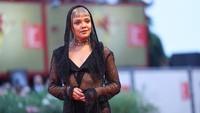 Kali ini, Tessa Thompson tampil dengan busana serba hitam. (Foto: Getty Images/Vittorio Zunino Celotto)
