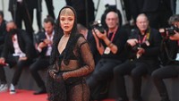 Dia juga mengenakan tudung. (Foto: Getty Images/Kate Green)