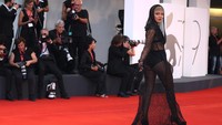 Rambut Tessa Thompson juga ditata berbeda dalam penampilannya kali ini. (Foto: Getty Images/Maria Moratti)