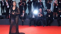 Busana yang dikenakan Tessa Thompson mengekspos pakaian dalamnya. (Foto: Getty Images/Maria Moratti)