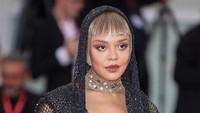 Tessa Thompson tak pernah gagal mencuri perhatian dengan penampilannya. (Foto: Corbis via Getty Images/Stephane Cardinale - Corbis)