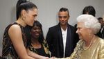 Para Bintang Tunduk ke Ratu Elizabeth II