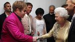 Para Bintang Tunduk ke Ratu Elizabeth II