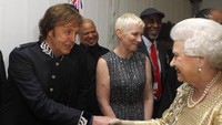 Paul McCartney tunduk ke Ratu juga. (Foto: Getty Images/WPA Pool)