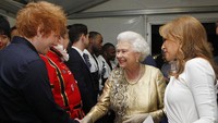 Ed Sheeran senang banget bisa berjumpa dengan Ratu Elizabeth II. (Foto: Getty Images/WPA Pool)