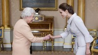 Momen Angelina Jolie bersalaman dan tunduk di hadapan Ratu Elizabeth II. (Foto: Getty Images/WPA Pool)