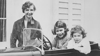 Putri Elizabeth (tengah) bersama adiknya, Putri Margaret (kanan) bersama pengasuh mereka, Marion Crawford, pada sebuah kesempatan di tahun 1930.