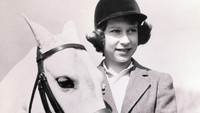 Putri Elizabeth berfoto bersama kuda yang ia tunggangi pada usia 10 tahun, 1936. Ia dikenal pandai naik kuda
