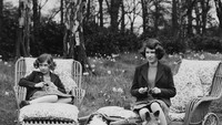 Putri Elizabeth (kanan ) bersama adiknya, Putri Margaret saat menikmati suasana taman Windsor Great Park, April 1940.