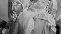 Ratu Elizabeth II atau pada saat itu Putri Elizabeth di pangkuan sang ibu, Elizabeth the Duchess of York sekitar bulan Mei 1926. Foto: (Corbis via Getty Images/Hulton Deutsch)