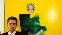 Pelukis Inggris Justin Mortimer dengan potret terbaru Ratu Elizabeth II.  Foto: PA Images via Getty Images/Dominic Lipinski - PA Images