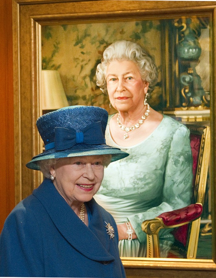 7 Lukisan Terbaik Ratu Elizabeth II Royal Collection staff adjust (front row, left to right) an oil sketch 'HM the Queen, 1972-73' by Michael Noakes, 'The Tribuna of the Uffizi, 1772-77' and a Moroccan inspired painting by Natasha Mann during the press preview of the Prince and Patron exhibition at Buckingham Palace, London, which will mark the 70th birthday of the Prince of Wales this year. (Photo by Dominic Lipinski/PA Images via Getty Images)