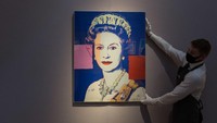 Andy Warhol juga pernah membuat lukisan Ratu Elizabeth II lainnya yang terjual pada 9 September 2020 di London, Inggris.  Foto: PA Images via Getty Images/Dominic Lipinski - PA Images