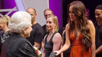 Ada pula momen Miley Cyrus bertemu Ratu beberapa tahun lalu. (Foto: AFP via Getty Images/AFP)