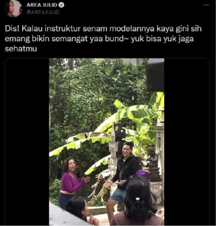 Tertangkap Basah! Andrew White Senam Bareng Ibu-ibu