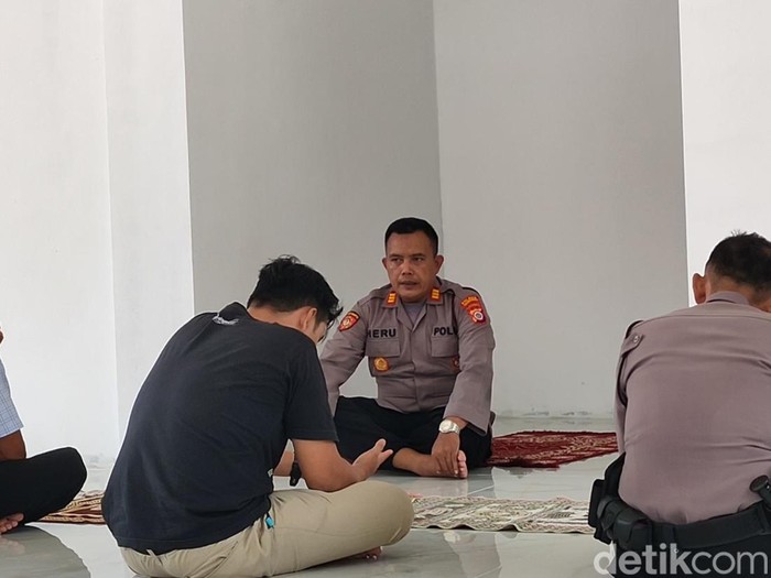 AKP Heru Meiyanto saat mengisi ceramah singkat di Masjid Al-Muqorrobin di Mapolsek Pengasih, Pengasih, Kulon Progo, DIY, Jumat (9/9/2022).