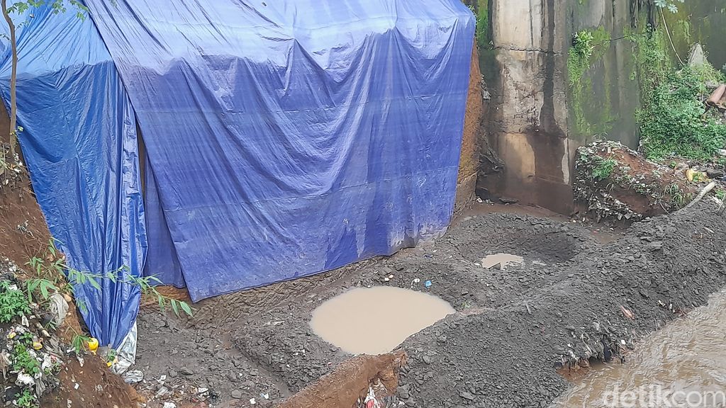 Aktivitas pembangunan tembok antilongsor di Jl Raya Cilebut-Jembatan Dua, Bogor, Jawa Barat, 9 September 2022. (M Sholihin/detikcom)