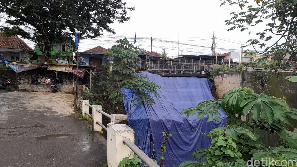 Aktivitas pembangunan tembok antilongsor di Jl Raya Cilebut-Jembatan Dua, Bogor, Jawa Barat, 9 September 2022. (M Sholihin/detikcom)