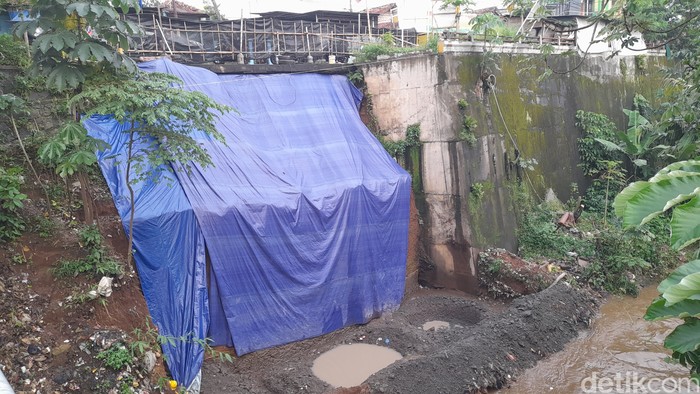 Aktivitas pembangunan tembok antilongsor di Jl Raya Cilebut-Jembatan Dua, Bogor, Jawa Barat, 9 September 2022. (M Sholihin/detikcom)