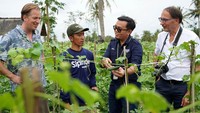 CEO Sistem Informasi Pertanian Indonesia (Sipindo) Muhammad Reza Hanjaya bersama Program Manager Space for Sustainable Development Netherlands Space Office (NSO) Ruud Grim dan Advisor Satellite Application NSO Kees van Duijvendijk menerangkan cara penggunaan fitur Aplikasi Sipindo langsung pada tanaman kepada petani di Lampung, Jumat (9/9/2022).