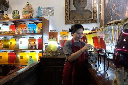 Pekerja melakukan uji rasa saat pembuatan arak iwak arumery yang menjadi suvenir dalam side event atau acara sampingan G20 Bali di Denpasar, Bali, Jumat (9/9/2022). Minuman beralkohol tradisional khas Bali berbahan dasar buah lontar dan kelapa yang dicampur dengan rempah-rempah dan buah-buahan untuk memberikan citarasa tersebut sebagai suvenir bagi delegasi saat side event G20 di Bali pada bulan Agustus 2022. ANTARA FOTO/Nyoman Hendra Wibowo/aww.