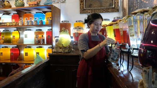 Pekerja melakukan uji rasa saat pembuatan arak iwak arumery yang menjadi suvenir dalam side event atau acara sampingan G20 Bali di Denpasar, Bali, Jumat (9/9/2022). Minuman beralkohol tradisional khas Bali berbahan dasar buah lontar dan kelapa yang dicampur dengan rempah-rempah dan buah-buahan untuk memberikan citarasa tersebut sebagai suvenir bagi delegasi saat side event G20 di Bali pada bulan Agustus 2022. ANTARA FOTO/Nyoman Hendra Wibowo/aww.