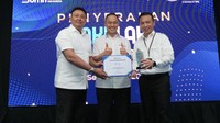 Komisaris Independen PT Asuransi Kredit Indonesia (Askrindo) Heru Kresna Reza, Pendiri ESQ Group Ary Ginanjar Agustin dan Direktur Kepatuhan SDM dan Management Risiko Askrindo Kun Wahyu Wardana (dari kiri) berbincang saat menerima Akhlak Award di Jakarta, Kamis (8/9/2022).