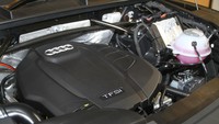 Dari sektor dapur pacu, Audi Q5 diskokong mesin berbahan bakar bensin 4-silinder segaris 2.0 Liter TFSI. Di atas kertas, mampu menghasilkan tenaga puncak hingga 245 HP dan torsi maksimal yang mencapai 370 Nm yang memungkinkan mobil ini berakselerasi 0 – 100 km/jam hanya dalam 6,1 detik. Hembusan tenaga itu diteruskan ke sistem penggerak empat roda permanen quattro yang dimiliki Audi melalui transmisi S tronic 7-speed. Foto: PT Garuda Mataram Motor