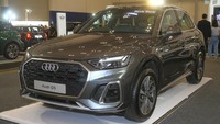 Audi di bawah PT Garuda Mataram Motor kembali merilis mobil baru, tapi sifatnya Product Improvement (PI) atau penyegaran dari model Q5. SUV medium terbaru unggulan Audi ini melantai di acara BCA Expo Hybrid, ICE-BSD, Jumat (9/9/2022). Foto: PT Garuda Mataram Motor