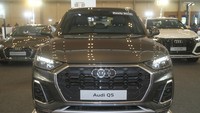 Penyegaran Audi Q5 terjadi pada sisi ekserior, terutama pada bagian depan. Kini grille segi delapan single frame tampil lebih lebar dari sebelumnya. Lalu ventilasi udara dari kedua sisi grille dibuat lebih tinggi. Pada bagian lampu daytime running lights (DRL) juga disegarkan desainnya. Foto: PT Garuda Mataram Motor