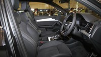 Audi Q5 juga ditawarkan dua warna interior yaitu hitam dan Okapi Brown, Tempat duduk sport menjadi pilihan standar dengan balutan material kombinasi kulit dan microfiber Dinamica® “Frequenz” yang mendapatkan embos S. Foto: PT Garuda Mataram Motor