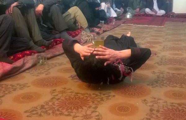 Pada 2017 pemerintah Afghanistan kembali melarang bacha bazi karena dikhawatirkan mendorong pelecehan seksual dan perbudakan anak laki-laki oleh pria yang lebih tua dan berkuasa. Namun pada foto ini yang diambil pada tahun 2017, tampak kegiatan bacha bazi masih eksis di masyarakat. Foto: AFP via Getty Images/AFP Contributor Pada 2017 pemerintah Afghanistan kembali melarang bacha bazi karena dikhawatirkan mendorong pelecehan seksual dan perbudakan anak laki-laki oleh pria yang lebih tua dan berkuasa. Namun pada foto ini yang diambil pada tahun 2017, tampak kegiatan bacha bazi masih eksis di masyarakat. Foto: AFP via Getty Images/AFP Contributor