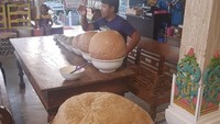 Ini salah satu baksonya yang berukuran mencapai 45 kilogram. Penyajiannya ditaruh di atas baskom besar. Untuk menikmati bakso ini, harus melakukan pemesanan terlebih dahulu. Foto: Instagram @baksoklenger @baksorusukjoss