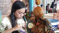 Selain kreasi bakso jumbo satuan, Bakso Klenger Ratusari juga menyediakan bakso yang disajikan menumpuk ke atas. Bagian bawahnya juga diberikan bakso dengan bentuk seperti nampan. Foto: Instagram @baksoklenger @baksorusukjoss