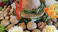 Kreasi lain dari bakso jumbo di sini adalah bakso tumpeng. Ukurannya juga dibuat besar dan penyajian layaknya tumpeng dengan hiasan sayuran berbentuk bunga. Foto: Instagram @baksoklenger @baksorusukjoss