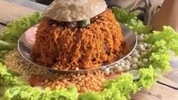 Tak hanya itu, Bakso Klenger Ratusari juga memiliki kreasi bakso gondrong. Disebut seperti itu karena bakso berukuran jumbo diberikan isian mie pedas yang keluar seperti tampilan rambut panjang. Foto: Instagram @baksoklenger @baksorusukjoss