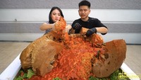 YouTuber Mgdalenaf juga pernah memesan bakso jumbo dari Rusuk Joss. Baksonya berukuran kurang lebih 100 kilogram dengan isian seafood bumbu mercon, ada kepiting lho! Foto: Instagram @baksoklenger @baksorusukjoss