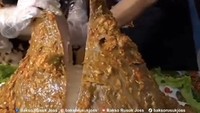 Bakso Rusuk Joss juga menyediakan bakso berbentuk gunung yang besar. Bakso ini disajikan dengan kuah mercon serta isian keju yang lumer gurih. Foto: Instagram @baksoklenger @baksorusukjoss