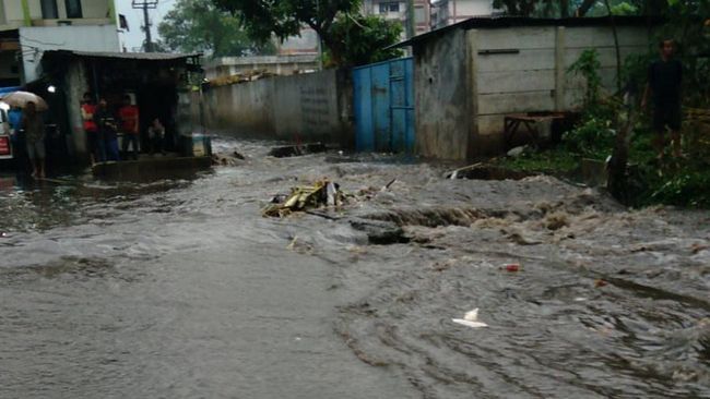 Hujan Deras Dan Angin Kencang Lumpuhkan Total Transportasi Cimahi-Bandung